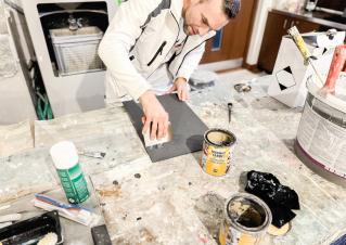 Das Malerunternehmen von Joel Beti hat in der Alten Trotte an der Limmattalstrasse 88 eine neue Heimat gefunden. 