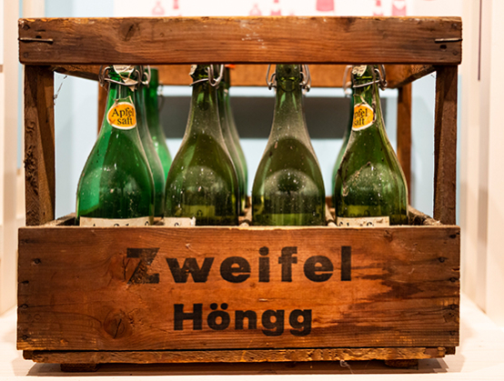 Die neue Weinbeiz mitten in Höngg stösst auf grossen Interesse, wir durften reinschauen und Jonas Gantenbein kennenlernen.