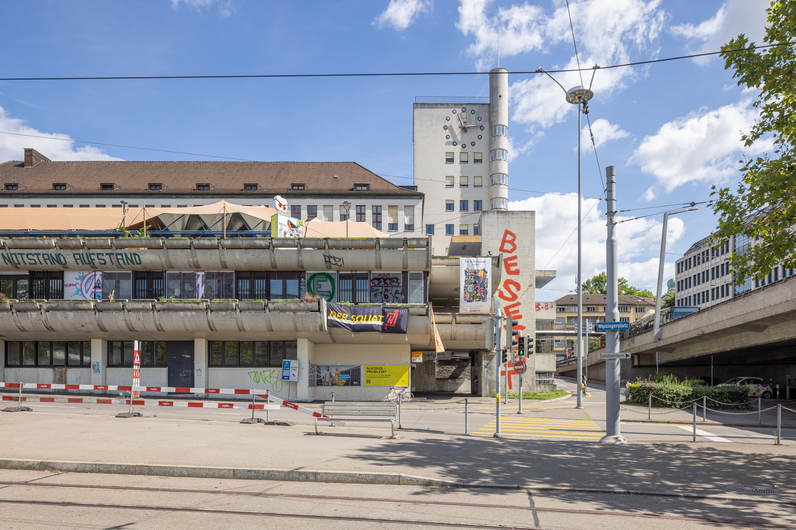 Die Stadt Zürich plant, das Postgebäude am Wipkingerplatz zu kaufen und abzureissen, um dort einen lebendigen Treffpunkt zu schaffen. 