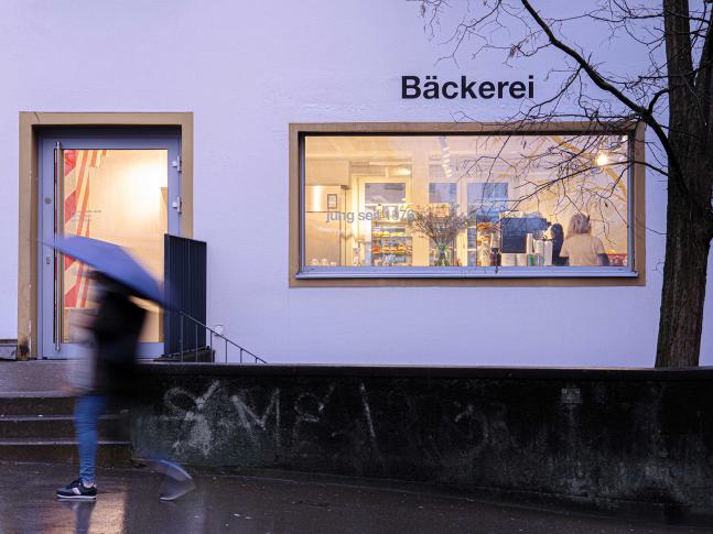 Unter dem Motto: «Das Beste aus beiden Welten» bietet die Bäckerei Jung seit Winter 2024 am Röschibachplatz in Wipkingen ein erweitertes Sortiment an handgemachten Backwaren an. 