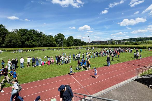 Mit 346 Kinder bei den Einzelläufen und total 41 Klassenstafetten-Teams am Nachmittag hat die Organisation in Höngg und Wipkingen auch dieses Jahr die Teilnehmer:innenanzahl der letzten Jahre vergrössern können.