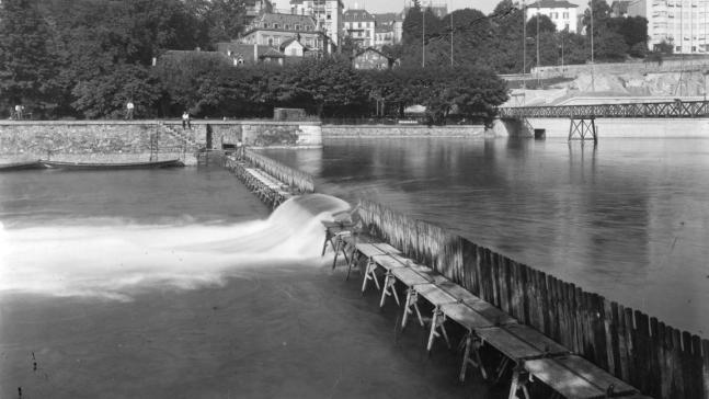 Das Nadelwehr von 1867 staute die Limmat zur Regulierung des Zürichsees und zur Nutzung der Wasserkraft auf. Quelle: Baugeschichtliches Archiv, Gallas Wilhelm, 1939 