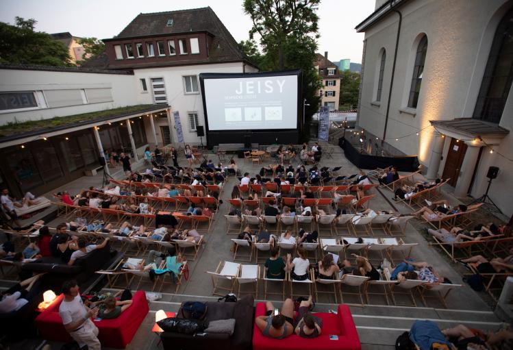 Vom 26. bis 28. Juni 2025 verwandelt sich der Innenhof der Guthirt an der Guthirtstrasse 3 in Zürich-Wipkingen erneut in das wohl gemütlichste Openair-Kino der Stadt. 