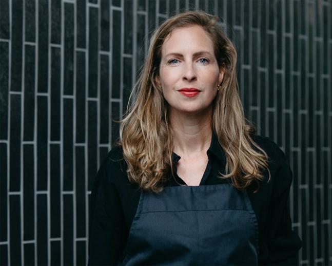 Mirjam kreiert Menüs, die Vertrautes neu entdecken lassen und die Gemütlichkeit des Herbstes mit Neugier verbinden. Kreativ, überraschend und voller Liebe zum Detail.