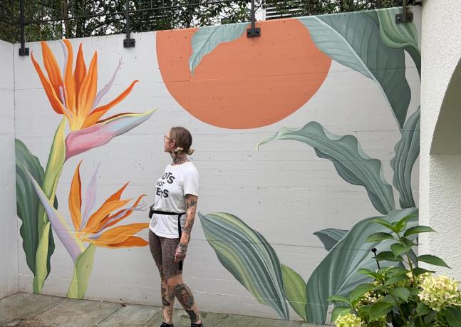 Neben Tattoos widmet sich Kim auch anderen künstlerischen Projekten: Auf Auftragsbasis malt sie mit Acryl auf Holz, kreiert digitale Illustrationen und macht auch vor Wandmalereien keinen Halt. So lebt sie ihre Freude an Formen und Farben auf vielfältige Weise aus.