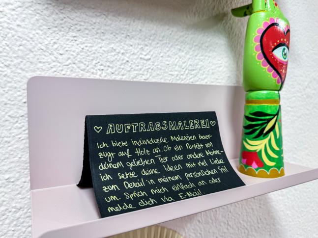 Neben Tattoos widmet sich Kim auch anderen künstlerischen Projekten: Sie malt mit Acryl auf Holz im Auftrag von Kundschaft, arbeitet digital an Bildern für Leinwände und lebt ihre Freude an Formen und Farben auf vielfältige Weise aus. 