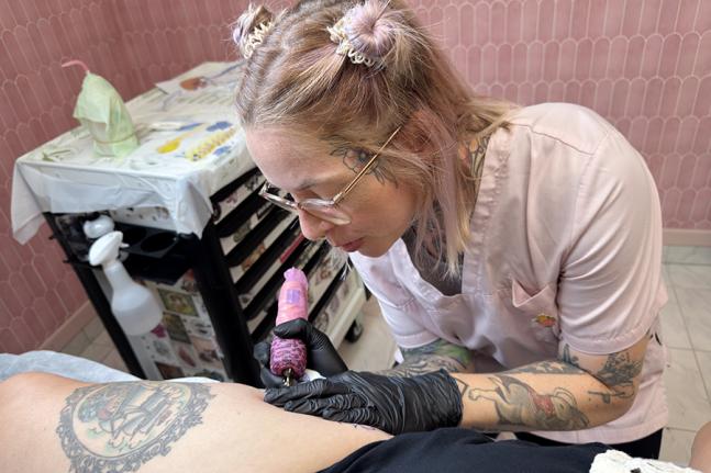 Kims Stil ist unverkennbar: Neo-Traditional Tattoos mit kräftigen Outlines, leuchtenden Farben und feinen Details. 