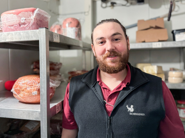 Fabian Gasser als Filialleiter ist stolz und freut sich in der aufgefrischten Umgebung die Kunden zu begrüssen.