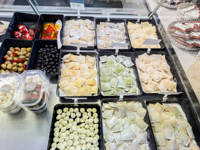 Fabian Gasser als Filialleiter ist stolz und freut sich in der aufgefrischten Umgebung die Kunden zu begrüssen.