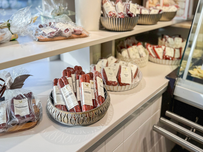 Fabian Gasser als Filialleiter ist stolz und freut sich in der aufgefrischten Umgebung die Kunden zu begrüssen.