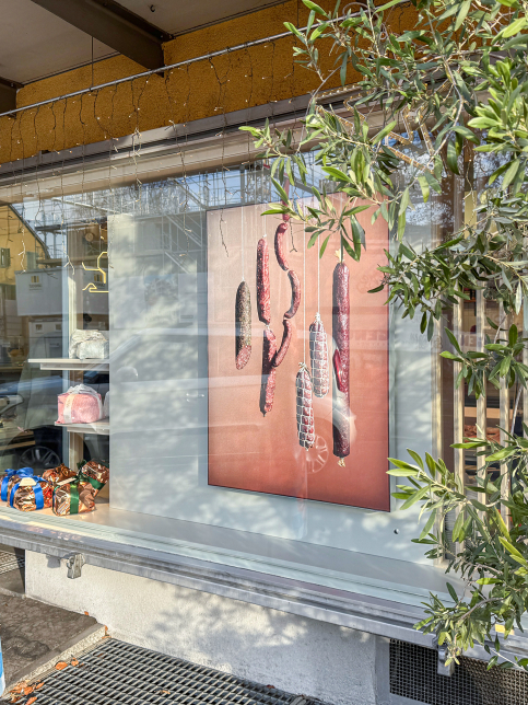 Die Metzgerei Eichenberger in Höngg hat nach einer sanften Renovation wieder geöffnet – und verbindet jetzt noch schöner Tradition, Handwerk und echtes Dorfladen-Feeling.