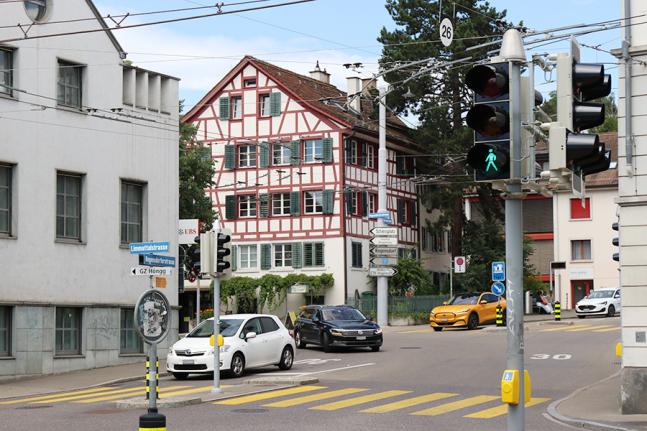 In beiden Quartieren beurteilen 34% die Lebensqualität als «sehr gut». Das ist die gemeinsame Basis. Danach wird’s herrlich unterschiedlich.