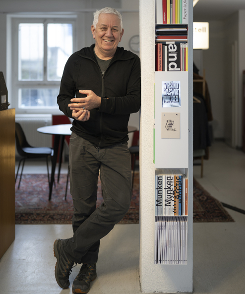 Seit über 20 Jahren lebt er hier, in einem Mehrfamilienhaus mit Freunden. Wipkingen ist für ihn Heimat, Denkraum und Ausgangspunkt für Gespräche.