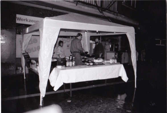 Was 1998 als spontane Idee an einem Wettbewerb zur Belebung des Röschibachplatzes begann, hat sich längst als fester Bestandteil im Quartierleben etabliert: das Röschi-Kino. 