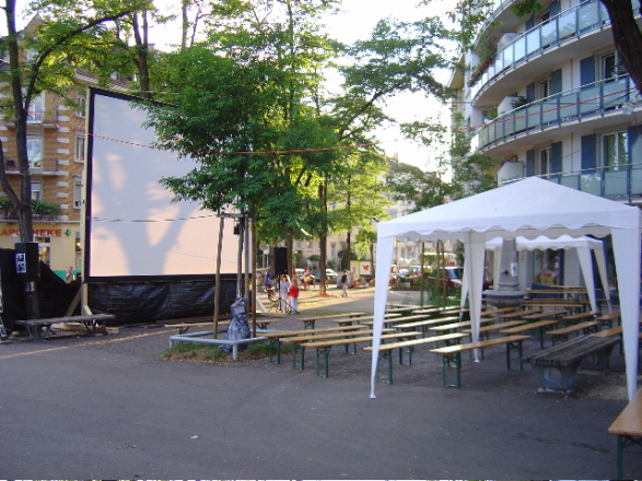 Was 1998 als spontane Idee an einem Wettbewerb zur Belebung des Röschibachplatzes begann, hat sich längst als fester Bestandteil im Quartierleben etabliert: das Röschi-Kino. 