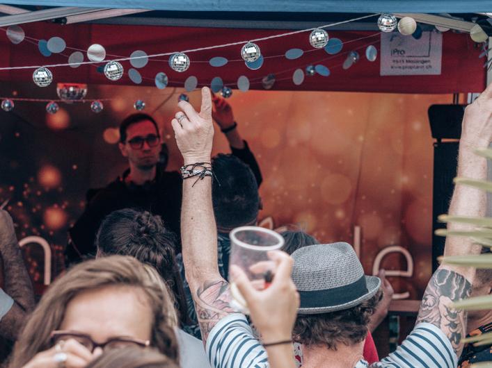 Die Wipkingerin Olivia Gamper organisiert am 12.12. einen Charity-Rave zugunsten des Eselparadies Gähwil. Musik, Glühwein und Support für ein Herzensprojekt.