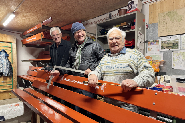 Dort trafen wir auf Hans-Ruedi Frehner, ehemaliger Leiter des Bänkli-Teams, der konzentriert mit Vereinspräsident Michael Stähli und Urs Bodmer an einer der ikonischen roten Sitzbänke arbeitete.