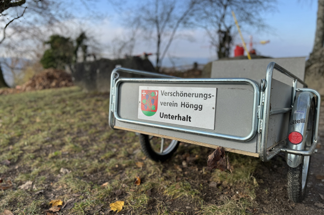 Im Schopf werden die Bänke repariert und aufbewahrt.